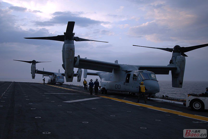 800px-US_Navy_070427-N-0841E-015_Two_V-22_Ospreys_from_Marine_Medium_Tiltrotor_S.jpg