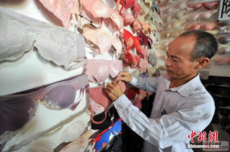 一<em>男子</em>收集5000<em>文胸</em>,来自全国30多所高校的女